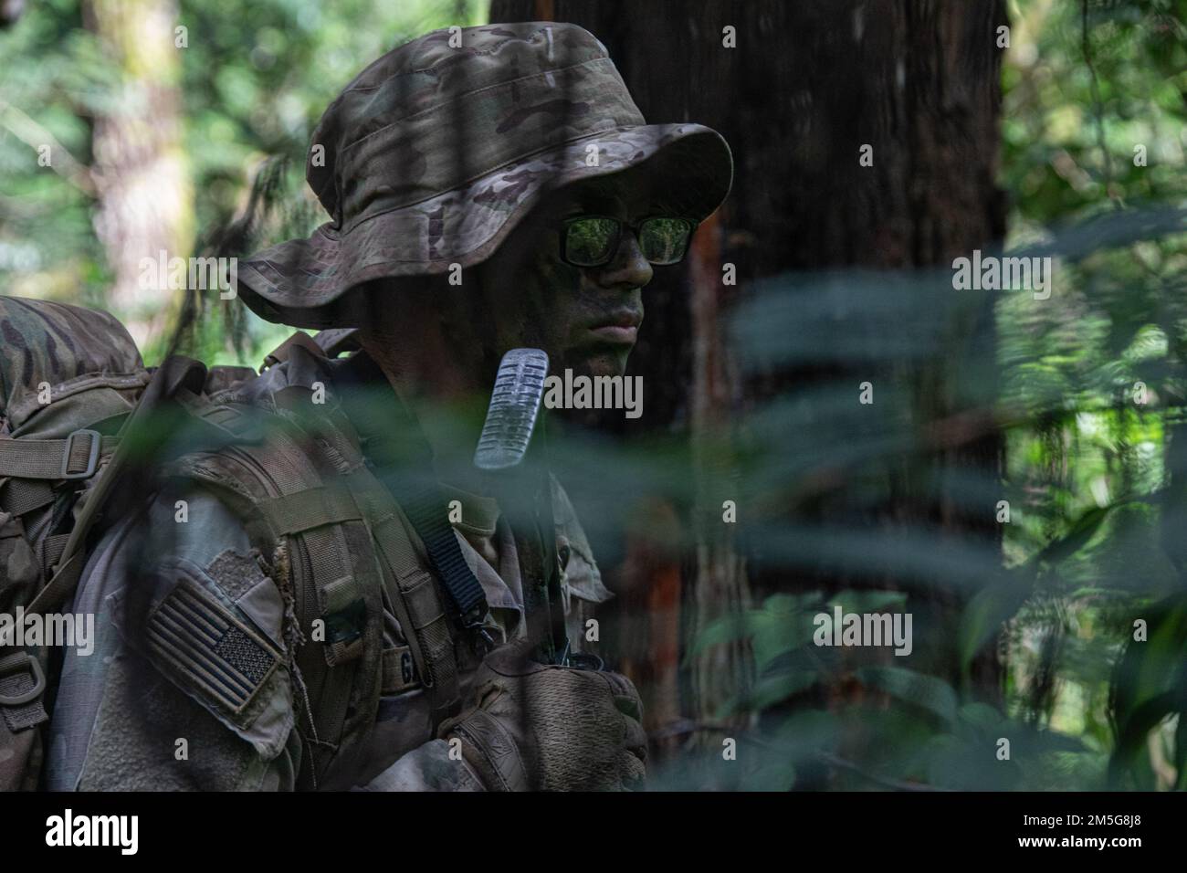 I soldati della truppa di Charlie, 2nd Squadrone, 14th Reggimento di Cavalleria, 2nd squadra di combattimento della Brigata di Fanteria, 25th Divisione di Fanteria, eseguono l'esercizio di campo culminante a Cicalengka, Indonesia, dal 16 al 17 marzo 2022. STATI UNITI Soldati dell'esercito e soldati TNI hanno lavorato insieme per eseguire pattuglie nella giungla indonesiana per sopprimere le forze opposte nel villaggio locale. Foto Stock