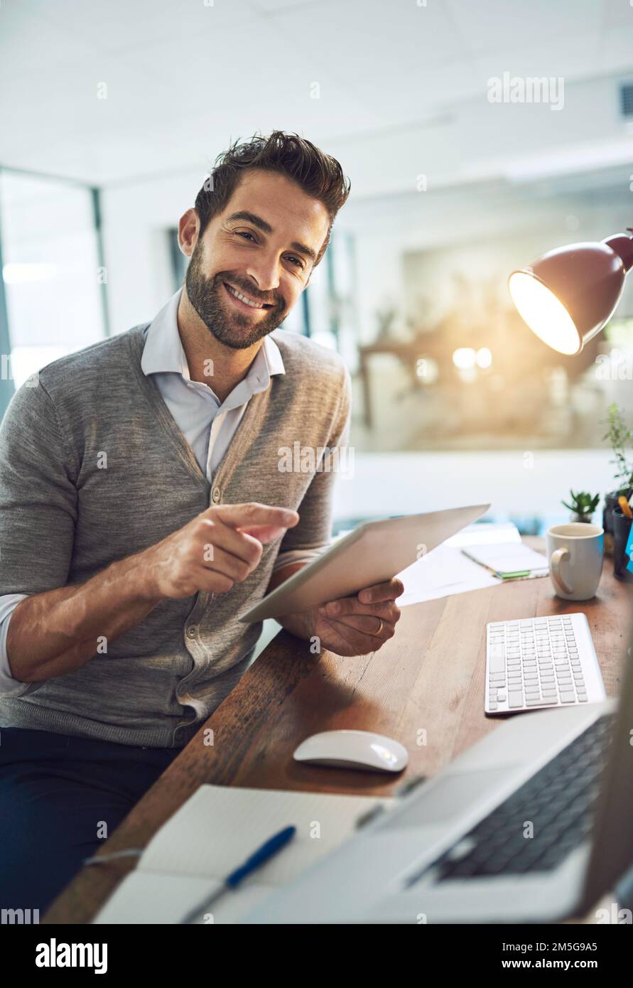 Rimane in cima al suo lavoro, un uomo d'affari che lavora nel suo ufficio. Foto Stock