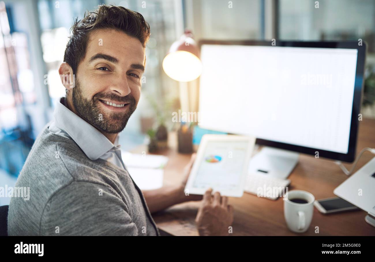 Rimane in cima al suo lavoro, un uomo d'affari che lavora nel suo ufficio. Foto Stock