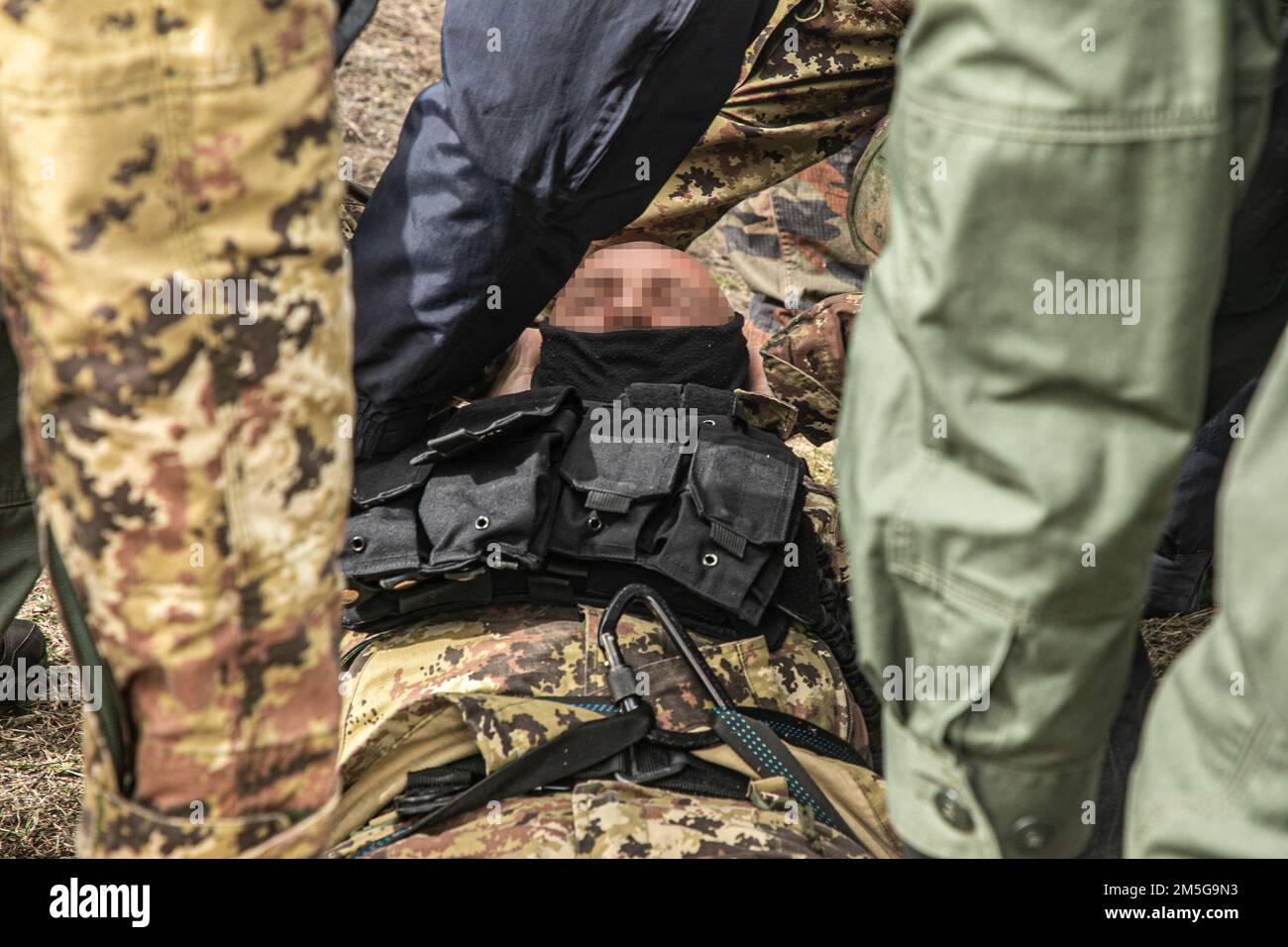 I membri dell'unità di intervento speciale del Kosovo si trovano per i metodi e le tecniche di trasporto degli incidenti durante un esercizio di addestramento bilaterale con le forze di sicurezza del Kosovo (KSF), 16 marzo 2022, a Pristina, in Kosovo. L’esercizio rafforza le relazioni, aumenta l’interoperabilità e migliora la capacità della nostra nazione partner di garantire la sicurezza nella regione balcanica. Foto Stock