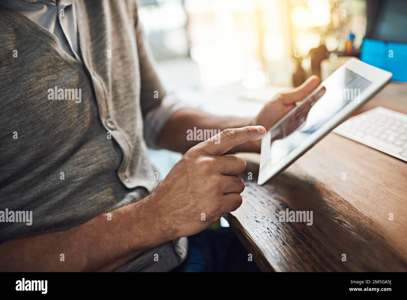 Rimane in cima al suo lavoro, un uomo d'affari che lavora nel suo ufficio. Foto Stock