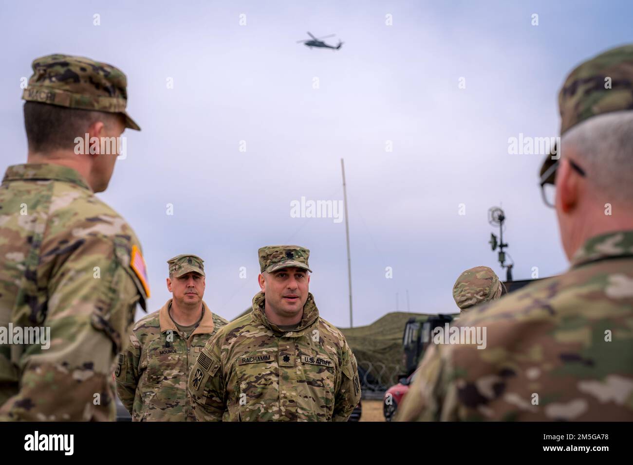 Il Lt. Col Steven rachamim, comandante del battaglione del 5th, reggimento dell'artiglieria di difesa aerea del 7th, parla al Gen. Greg Brady delle operazioni del suo battaglione in Polonia il 16 marzo 2022. 10th AAMDC, per ordine del comandante EUCOM, ha riposizionato due batterie Patriot in Polonia come misura prudente difensiva per contrastare qualsiasi potenziale minaccia per le forze USA e alleate e il territorio NATO. Foto Stock