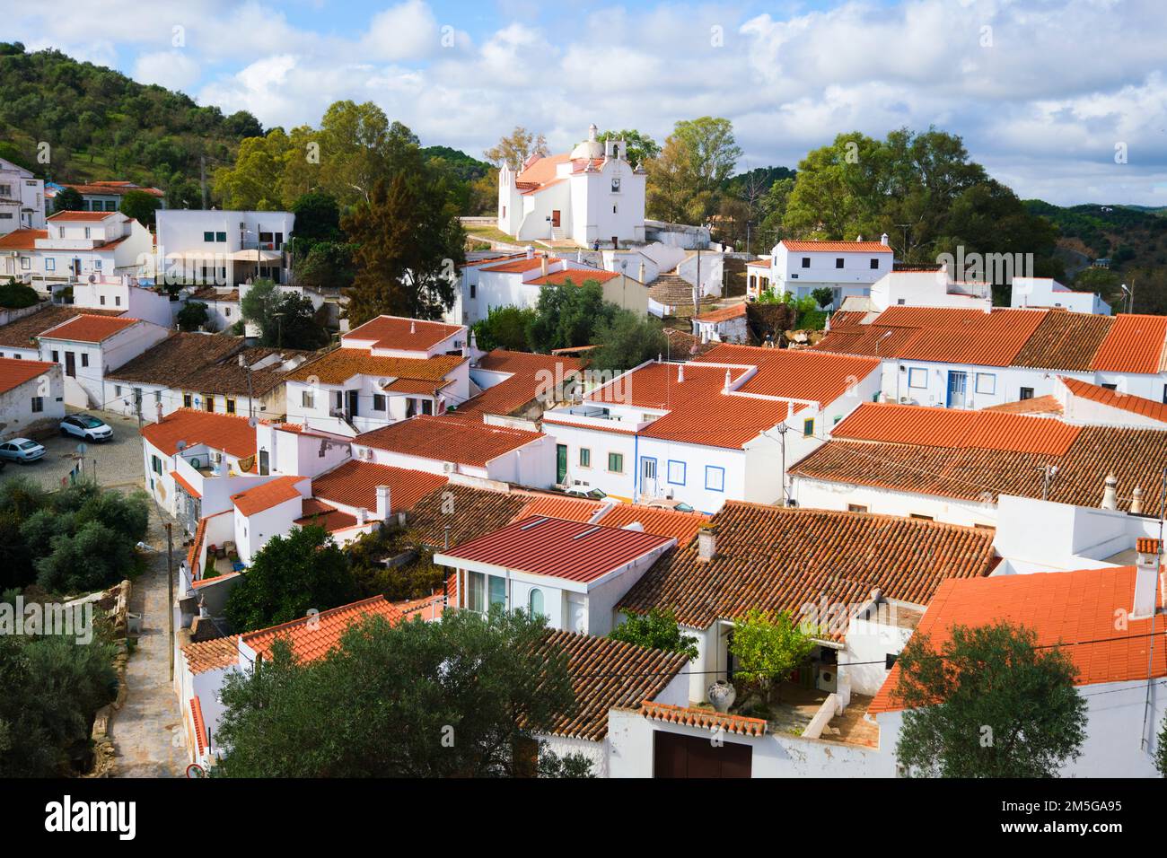 Una vista sulla piccola città spagnola di Sanlúcar de Guadiana da tutta la Guadiana fiume e la città di Alcoutim. Nella zona dell'Algarve in Portogallo, Wes Foto Stock