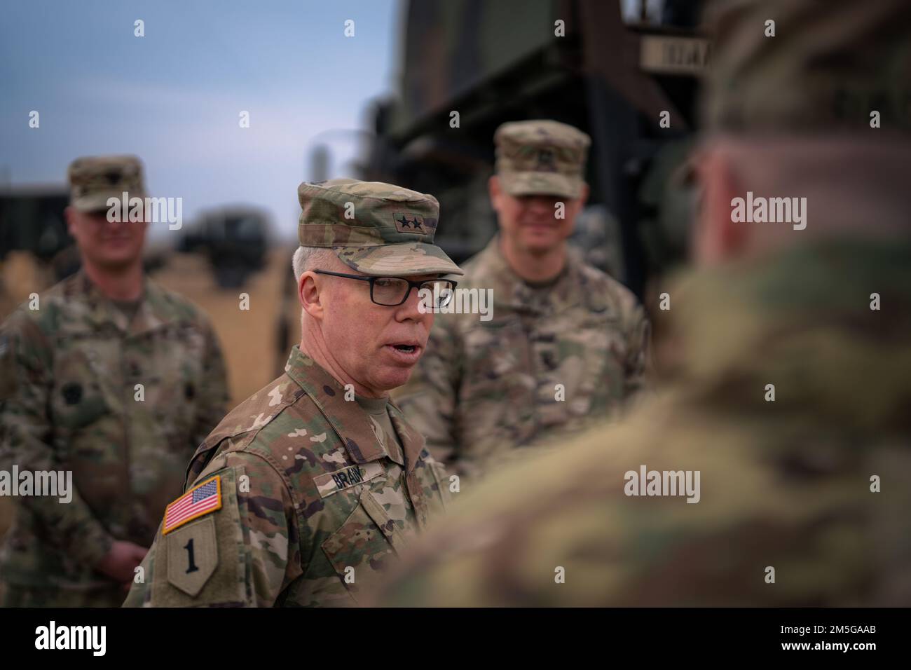 Greg Brady, comandante generale del comando di difesa missilistica e aerea dell'esercito del 10th, parla con i leader e i soldati del Battaglione del 5th, 7th Air Defense Artillery Regiment circa l'importanza della loro missione in un sito missilistico Patriot schierato a termine nel sud-est della Polonia il 16 marzo 2022. L'AAMDC del 10th, per ordine del comandante EUCOM, ha riposizionato due batterie Patriot in Polonia come una prudente misura difensiva per contrastare qualsiasi potenziale minaccia per le forze americane e alleate e il territorio NATO. Foto Stock