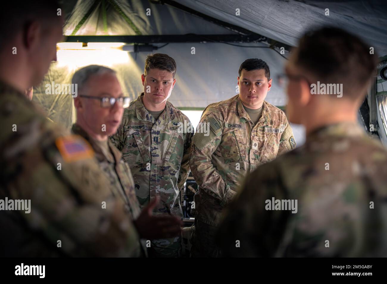 Il 10th 16 marzo 2022 il team di comando dell'AAMDC, il generale Greg Brady e il comandante Sgt. Il maggiore Giancarlo Macri parlano con i leader e i soldati del 5th Battaglione, 7th Air Defense Artillery Regiment, sull'importanza della loro missione in un sito missilistico Patriot schierato a sudest della Polonia. L'AAMDC del 10th, per ordine del comandante EUCOM, ha riposizionato due batterie Patriot in Polonia come una prudente misura difensiva per contrastare qualsiasi potenziale minaccia per le forze americane e alleate e il territorio NATO. Foto Stock