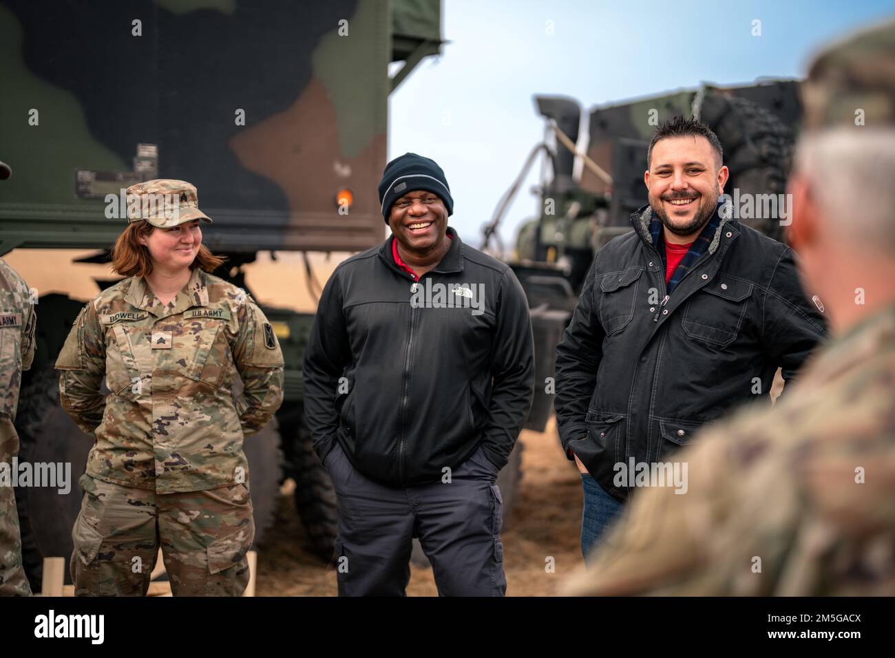Greg Brady, comandante generale del 10th° comando militare per la difesa dei missili e dell'aria dell'esercito, parla con soldati e appaltatori civili del 5th° battaglione, 7th° reggimento dell'artiglieria per la difesa dell'aria sull'importanza della loro missione in un sito missilistico Patriot dispiegato a termine nella Polonia sudorientale il 16 marzo 2022. L'AAMDC del 10th, per ordine del comandante EUCOM, ha riposizionato due batterie Patriot in Polonia come una prudente misura difensiva per contrastare qualsiasi potenziale minaccia per le forze americane e alleate e il territorio NATO. Foto Stock