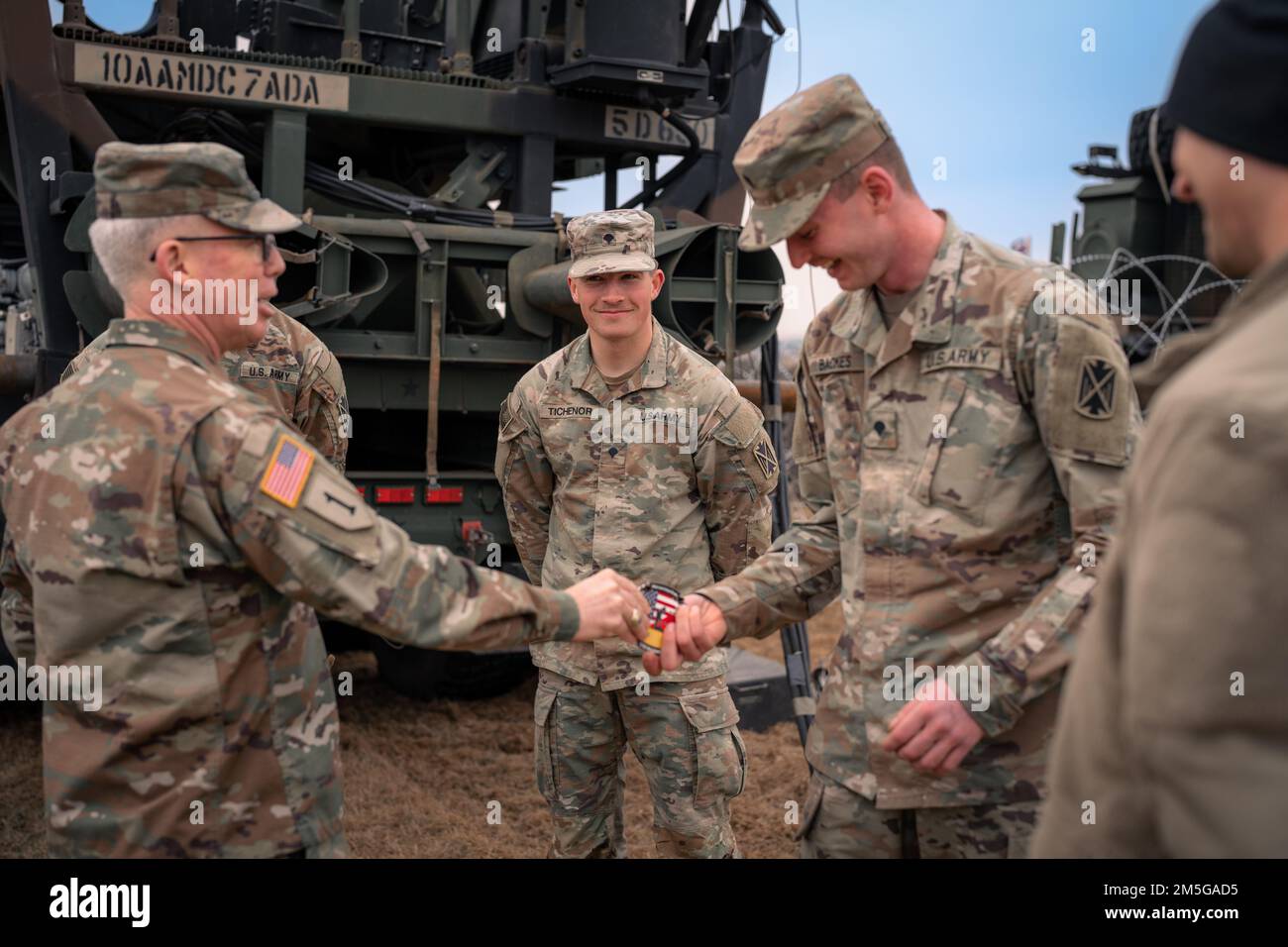 Greg Brady, comandante generale del comando di difesa missilistica e aerea dell'esercito del 10th, presenta la moneta di un comandante per eccellenza a SPC. Samuel Backes, un difensore dell'aria assegnato al battaglione del 5th, 7th reggimento artiglieria di difesa aerea durante una visita in Polonia il 16 marzo 2022. Foto Stock