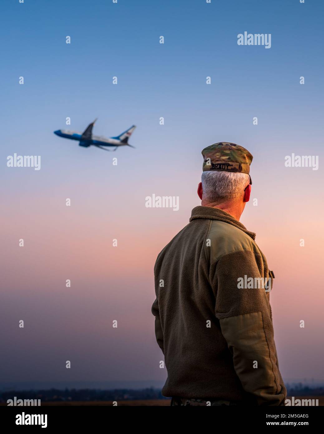 Greg Brady, comandante generale dell'Army Air and Missile Defense Command del 10th, guarda gli Stati Uniti Decollo dell'aereo di supporto presidenziale dal sito del Patriot Missile nella Polonia sudorientale il 16 marzo 2022. Il Presidente Biden ha visitato 10th AAMDC e 82nd soldati aerei il 25 marzo 2022. 10th AAMDC, per ordine del comandante EUCOM, ha riposizionato due batterie Patriot in Polonia come misura prudente difensiva per contrastare qualsiasi potenziale minaccia per le forze USA e alleate e il territorio NATO. Foto Stock