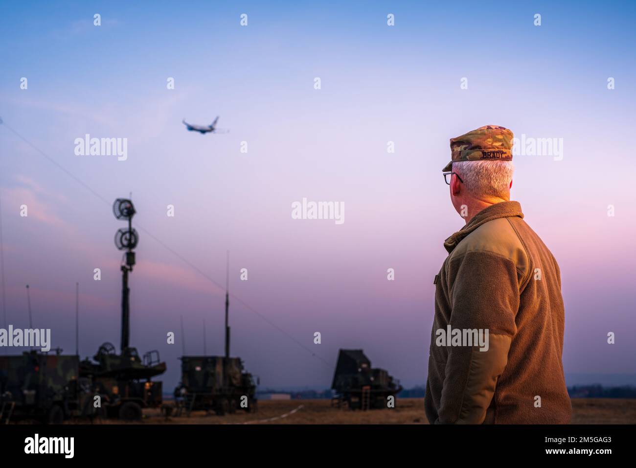 Greg Brady, comandante generale dell'Army Air and Missile Defense Command del 10th, guarda gli Stati Uniti Decollo dell'aereo di supporto presidenziale dal sito del Patriot Missile nella Polonia sudorientale il 16 marzo 2022. Il Presidente Biden ha visitato 10th AAMDC e 82nd soldati aerei il 25 marzo 2022. 10th AAMDC, per ordine del comandante EUCOM, ha riposizionato due batterie Patriot in Polonia come misura prudente difensiva per contrastare qualsiasi potenziale minaccia per le forze USA e alleate e il territorio NATO. Foto Stock