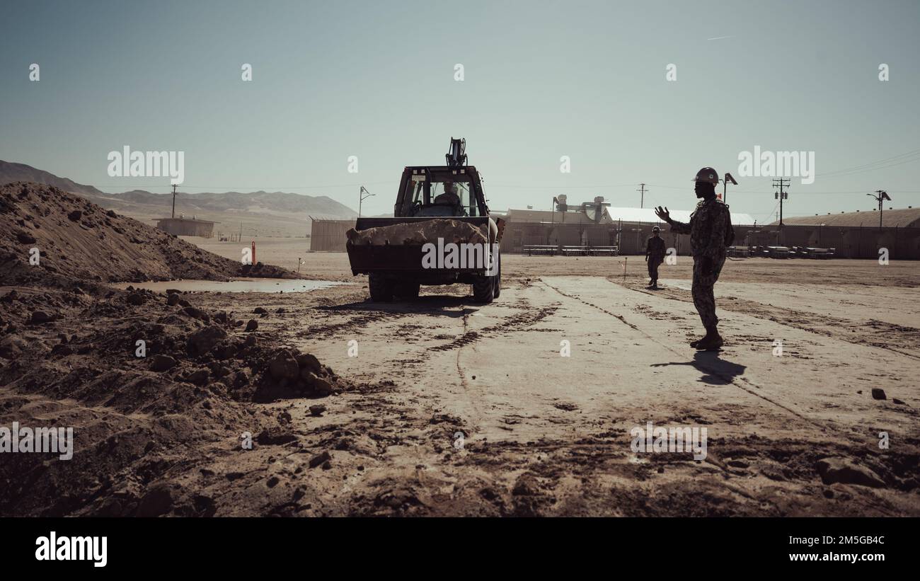 STATI UNITI I marinai con 29 Palms distaccati, Naval Mobile Construction Battalion 4 preparano le basi per una nuova Warriors Lounge al Marine Corps Air Ground Combat Center, Twentynine Palms, California, 16 marzo 2022. La nuova struttura fornirà un'altra opzione per i membri del servizio nell'ambito dell'elemento di formazione per trovare una soluzione alle sollecitazioni degli esercizi di formazione a livello di servizio. Foto Stock