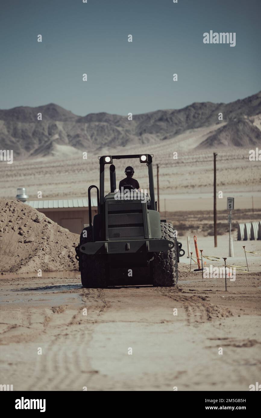 NEGLI STATI UNITI Marinaio con 29 Palms distaccati, Naval Mobile Construction Battalion 4 gestisce un rullo Caterpillar John Deere in preparazione alla fondazione di una nuova Warriors Lounge presso il Marine Corps Air Ground Combat Center, Twentynine Palms, California, 16 marzo 2022. La nuova struttura fornirà un'altra opzione per i membri del servizio nell'ambito dell'elemento di formazione per trovare una soluzione alle sollecitazioni degli esercizi di formazione a livello di servizio. Foto Stock