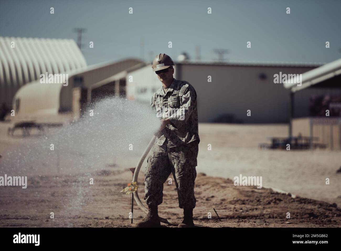 STATI UNITI Navy Petty Officer 3rd Class Caleb Hoyt con 29 Palms distaccati, Naval Mobile Construction Battaglione 4 tubi le basi per una nuova Sala dei Guerrieri al Marine Corps Air Ground Combat Center, Twentynine Palms, California, 16 marzo 2022. La nuova struttura fornirà un'altra opzione per i membri del servizio nell'ambito dell'elemento di formazione per trovare una soluzione alle sollecitazioni degli esercizi di formazione a livello di servizio. Foto Stock