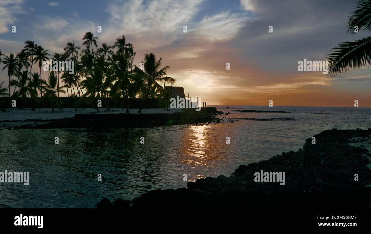 Vista della spiaggia al tramonto a Big Island, Hawaii. Foto Stock