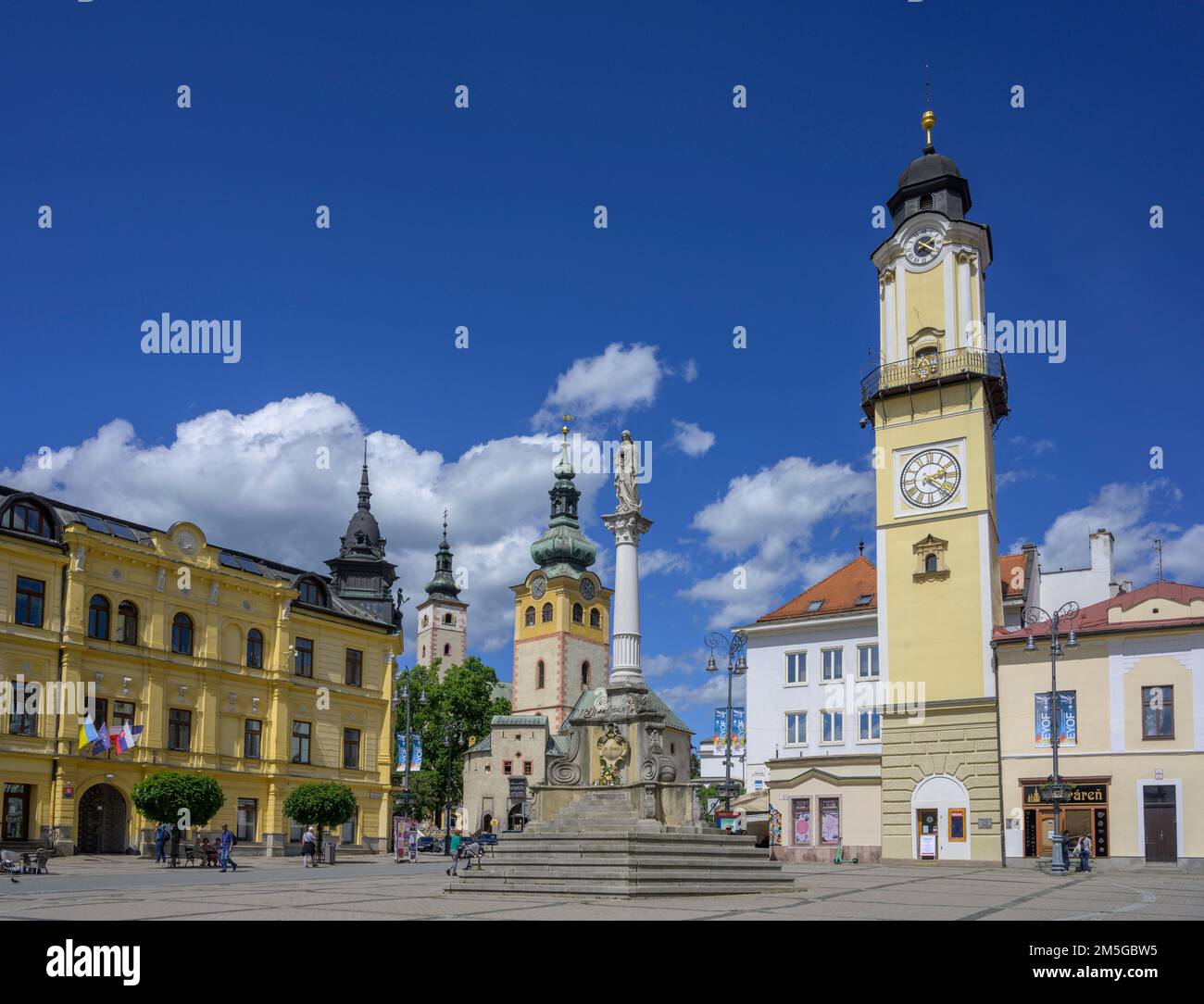 Vista sulla torre dell'orologio sulla piazza principale di Banska Bystrica, Banskobystricky kraj, Slovacchia Foto Stock