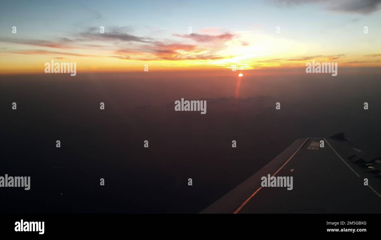 Tramonto incantevole durante il volo aereo di Mahan. Volo Teheran a Istanbul Foto Stock