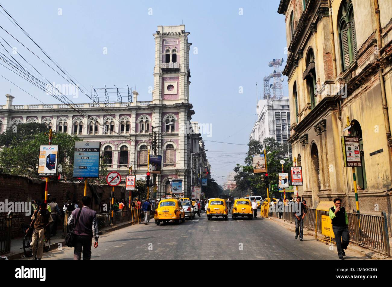Vecchi edifici coloniali in B.B.D. Bagh, Kolkata, India. Foto Stock