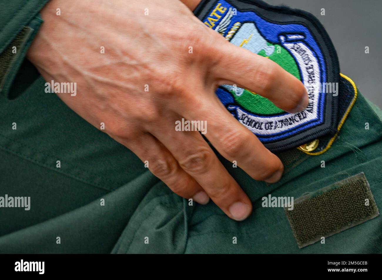 Tomonori 'Pharaoh' Okubo, 6th Comandante del Fighter Squadron, riceve una patch dal Comandante del Lt. William 'Wild' Strohecker, 44th Comandante del Fighter Squadron in una conferenza stampa sulla base aerea di Tsuiki, Fukuoka, Giappone, 17 marzo 2022. La base aerea di Tsuiki sta ospitando l'iterazione corrente del programma di trasferimento di addestramento di aeronautica che aumenta la preparazione operativa e migliora l'interoperabilità con i nostri alleati giapponesi. Foto Stock