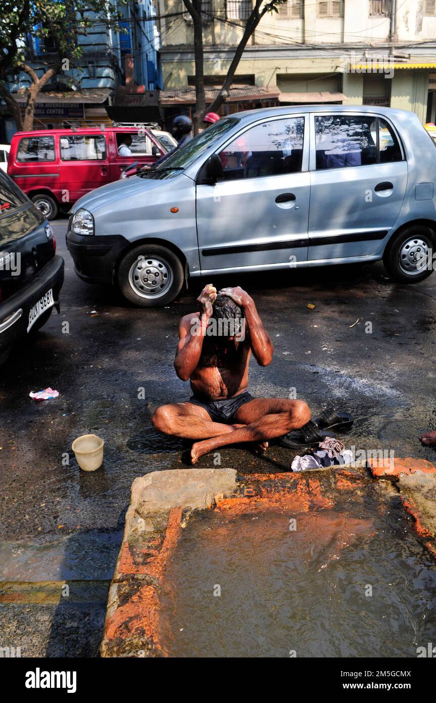 Una doccia pubblica all'aperto a Kolkata, India. Foto Stock