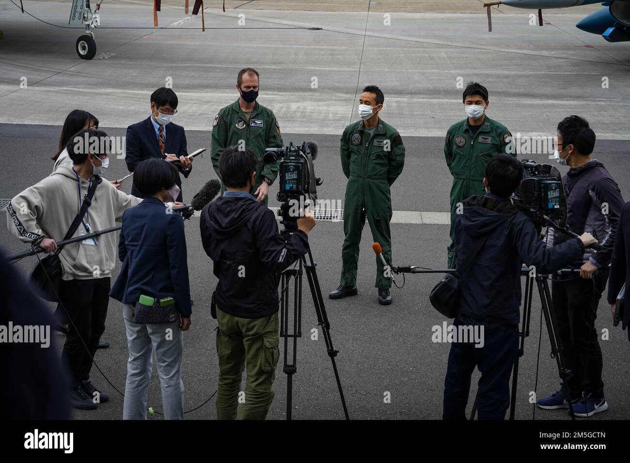STATI UNITI Air Force Lt. Col. William 'Wild' Strohecker, 44th Comandante di Fighter Squadron, Giappone Air Self-Defense Force Lt. Col. Tomonori 'Pharaoh' Okubo, 6th Squadrone di Fighter, Kenji Nakao, 8th Comandante del Fighter Squadron risponde alle domande dei media locali alla prefettura di Fukuoka, durante una conferenza stampa il primo giorno del programma di rilocazione della formazione aerea, 17 marzo 2022. ATR è il risultato della roadmap Stati Uniti-Giappone del maggio 2006 per l'attuazione del riallineamento, un programma bilaterale volto ad aumentare la disponibilità operativa e a migliorare l'interoperabilità. Foto Stock