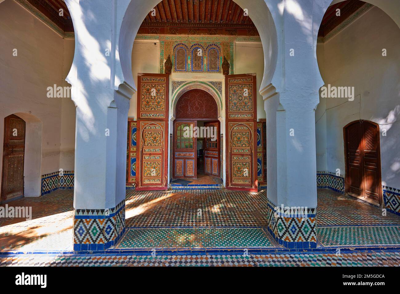 Architettura araba Moorish del Museo Dar Jamai tipica dimora di alta borghesia marocchina alla fine del XIX secolo. situato nel vecchio Foto Stock