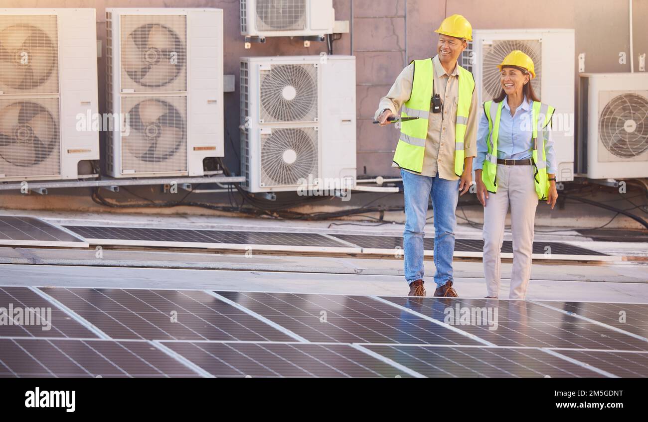 Pannelli solari, tetto o team di ingegneria che progettano la costruzione di impianti fotovoltaici per lo sviluppo di energie rinnovabili. Energia solare, innovazione o ingegneri Foto Stock