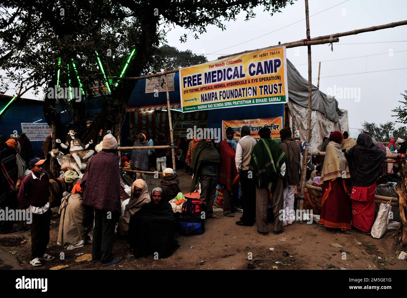 Una stazione medica gratuita per i senzatetto e quelli in stato di bisogno a Kolkata, in India. Foto Stock