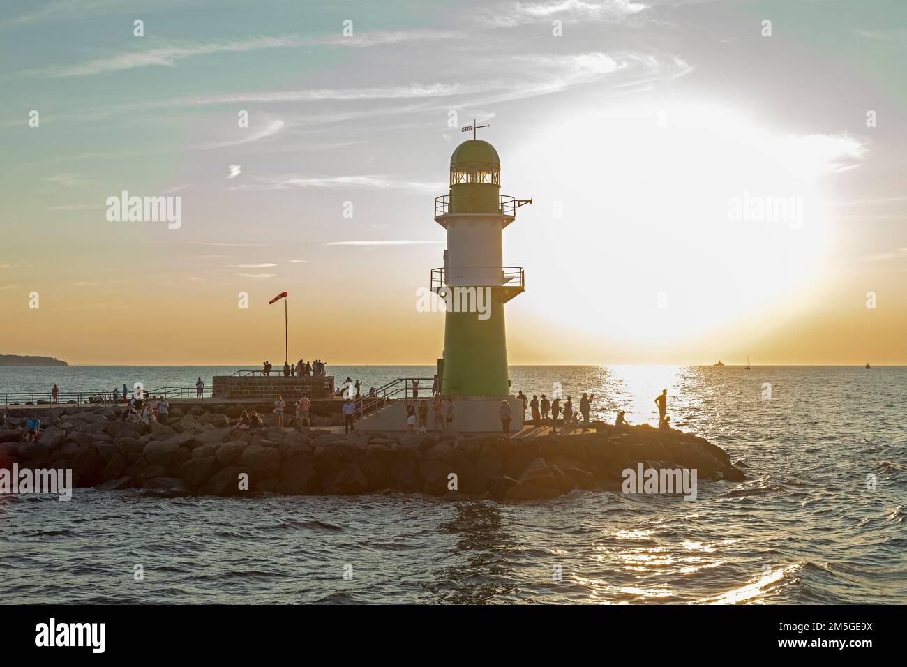 Luci del molo alla foce del Warnow, tramonto, Mar Baltico, Lower Warnow, Hanse Sail, Warnemuende, Rostock, Meclemburgo-Pomerania occidentale, Germania Foto Stock