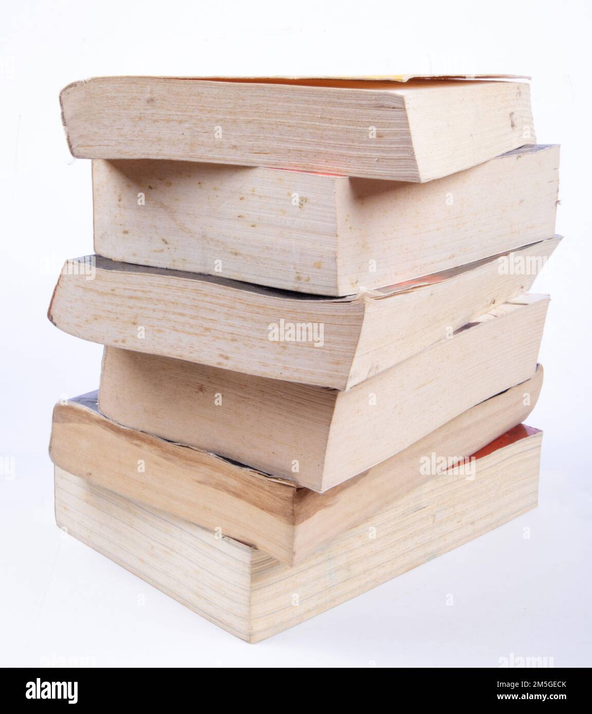 Pila di libri vecchi isolato su bianco Foto Stock