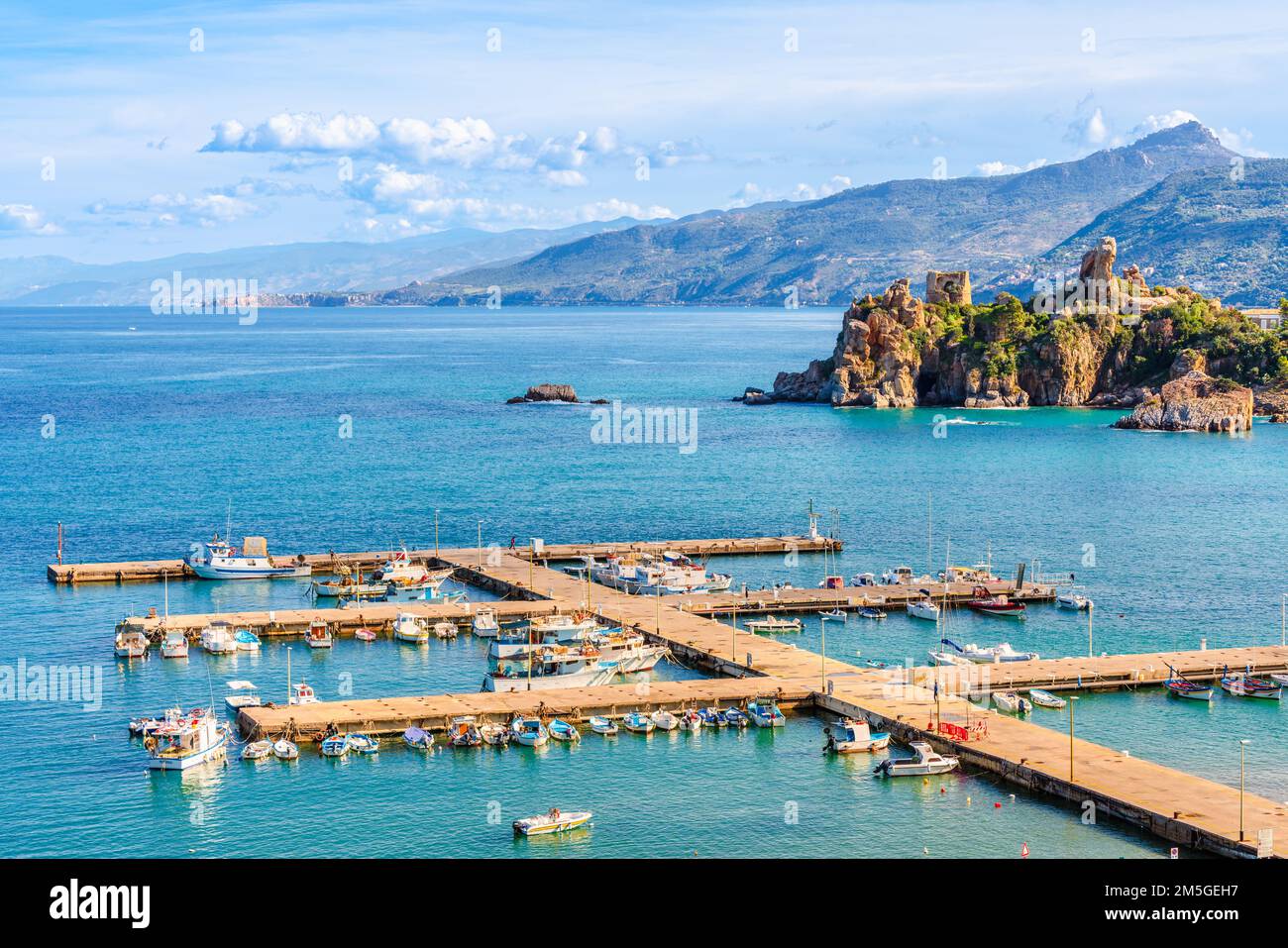Cafalu, Italia. Novembre 13, 2022. Vista panoramica sul porto di Cefalù e sulla costa siciliana Foto Stock
