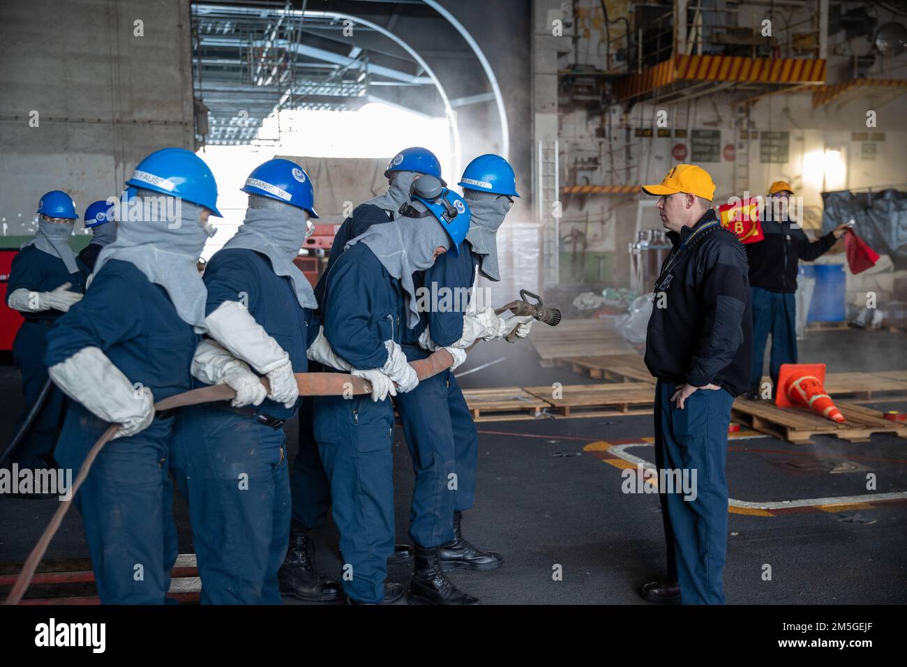 220317-N-NA545-1257 NEWPORT NEWS, VIRGINIA (17 marzo 2022) – Senior Chief Aviation Boatswain’s Mate (Handling) (AW/SW) Damian J. Dodge, del New Brunswick, New Jersey, assegnato al dipartimento aereo a bordo della portaerei di classe Nimitz USS George Washington (CVN 73), allena una squadra di manichette durante un'esercitazione generale mentre la nave sta conducendo un esercizio simulato in mare. George Washington è in fase di revisione del complesso di rifornimento (RCOH) presso il cantiere navale di Newport News. RCOH è un progetto pluriennale eseguito una sola volta durante i 50 anni di vita di un vettore che include il rifornimento dei due nuclei della nave Foto Stock