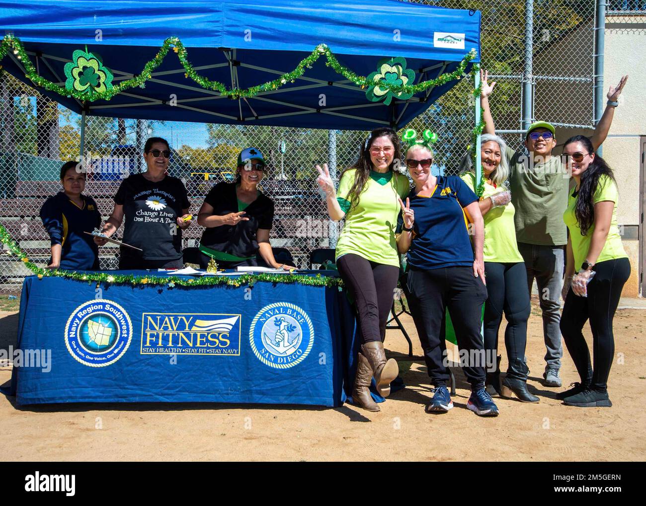 220317-N-LW757-1003 SAN DIEGO (17 marzo 2022) Una foto di gruppo dei volontari del Navy Medicine Readiness and Training Command (NMRTC) di San Diego durante un periodo di St Patrick's Day Luck of the Draw 5k correrà presso il campo da softball dell'ospedale il 17 marzo. La missione di NMRTC San Diego è preparare i membri del servizio a schierarsi a sostegno delle forze operative, fornire servizi sanitari di alta qualità e plasmare il futuro della medicina militare attraverso l'istruzione, la formazione e la ricerca. NMRTC San Diego impiega più di 6.000 militari, civili e appaltatori attivi a Souther Foto Stock