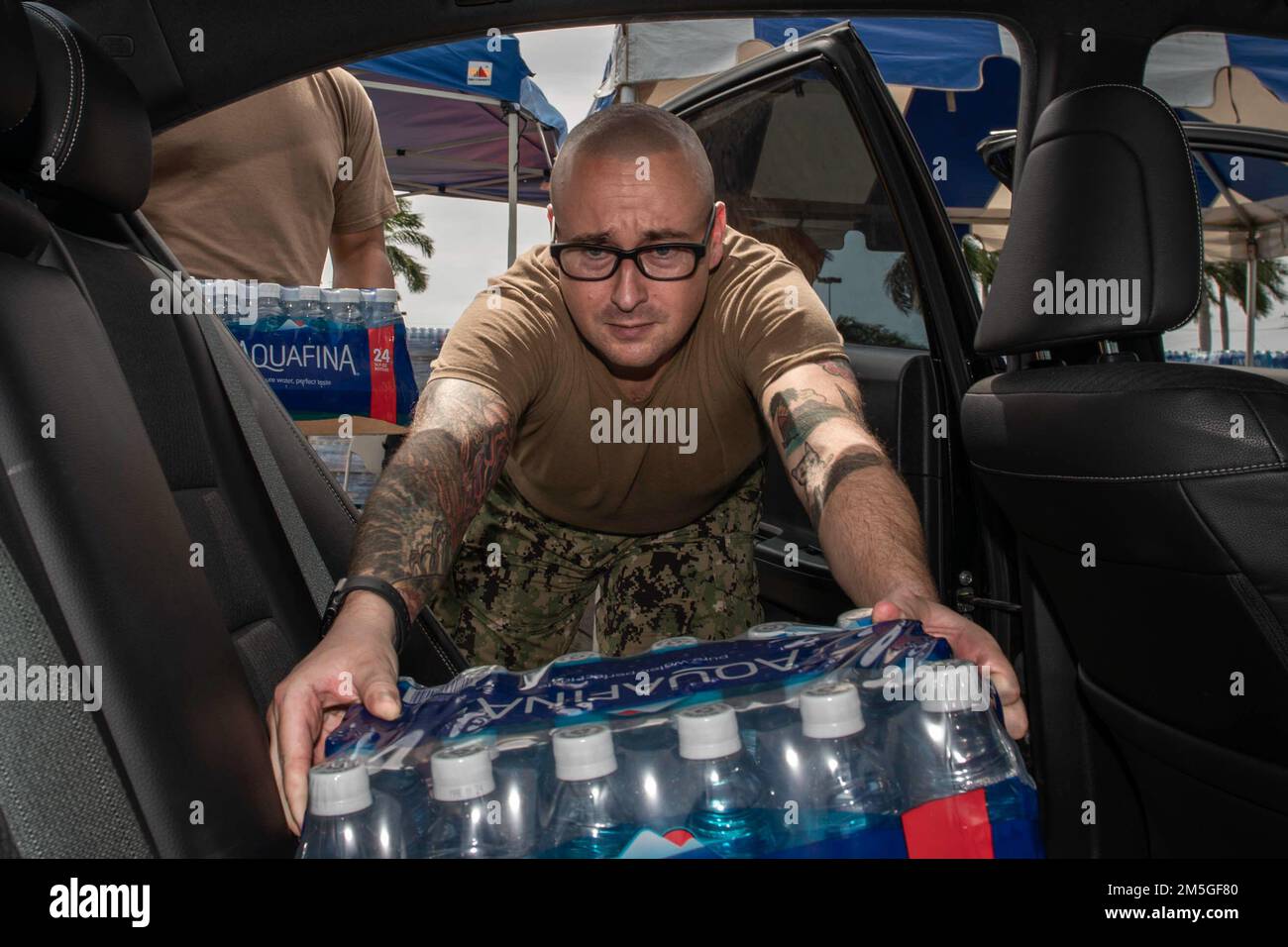 BASE COMUNE PEARL HARBOR-HICKAM, Hawaii (17 marzo 2022) – Electrician’s Mate (Nuclear) 1st Class Daniel Mitzelman, assegnato al cantiere navale di Pearl Harbor, carica acqua in bottiglia in una macchina presso il sito di distribuzione idrica del Navy Exchange Mall. Gli Stati Uniti Navy sta lavorando a stretto contatto con il Dipartimento della Salute delle Hawaii, Stati Uniti Environmental Protection Agency e gli Stati Uniti Esercito per ripristinare l'acqua potabile sicura alle comunità abitative di Joint base Pearl Harbor-Hickam attraverso il campionamento e il lavaggio, e il recupero del pozzo di Red Hill. Per informazioni dettagliate, visitare il sito Web www.navy.mil/jointbasewater. Foto Stock