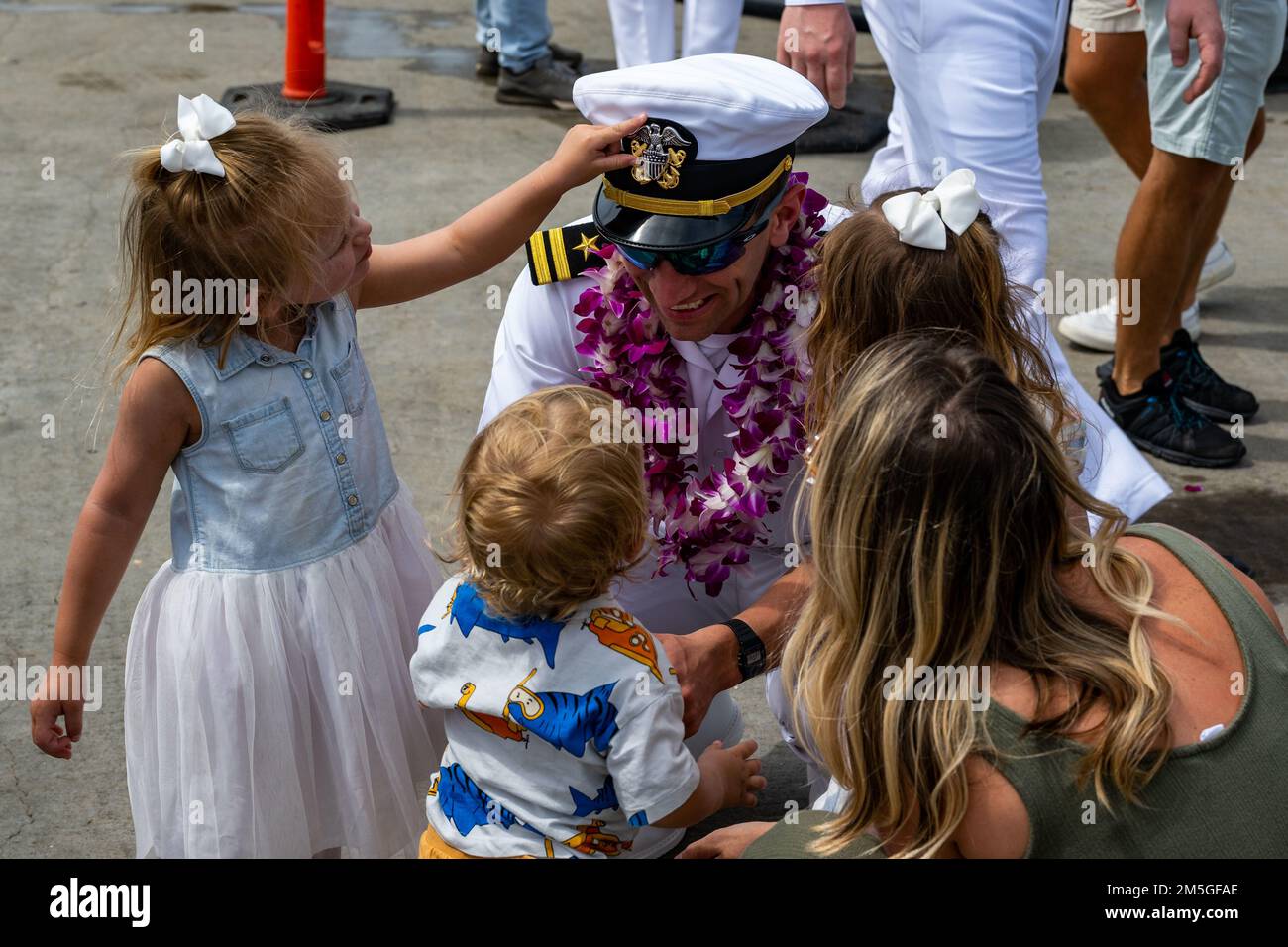 Il Lt. Macklen Lethin, di Honolulu, Hawaii, assegnato al sottomarino ad attacco rapido della Virginia USS Minnesota (SSN 783) si riunisce con i suoi figli sui moli sottomarini della Joint base Pearl Harbor-Hickam dopo che il Minnesota ha completato un cambio di homeport da Groton, Connecticut. La capacità del sottomarino di supportare una moltitudine di missioni, tra cui la guerra anti-sottomarina, la guerra anti-superficie, la guerra di sciopero, la sorveglianza e la ricognizione ha reso il Minnesota uno dei sottomarini più capaci e avanzati del mondo. Foto Stock