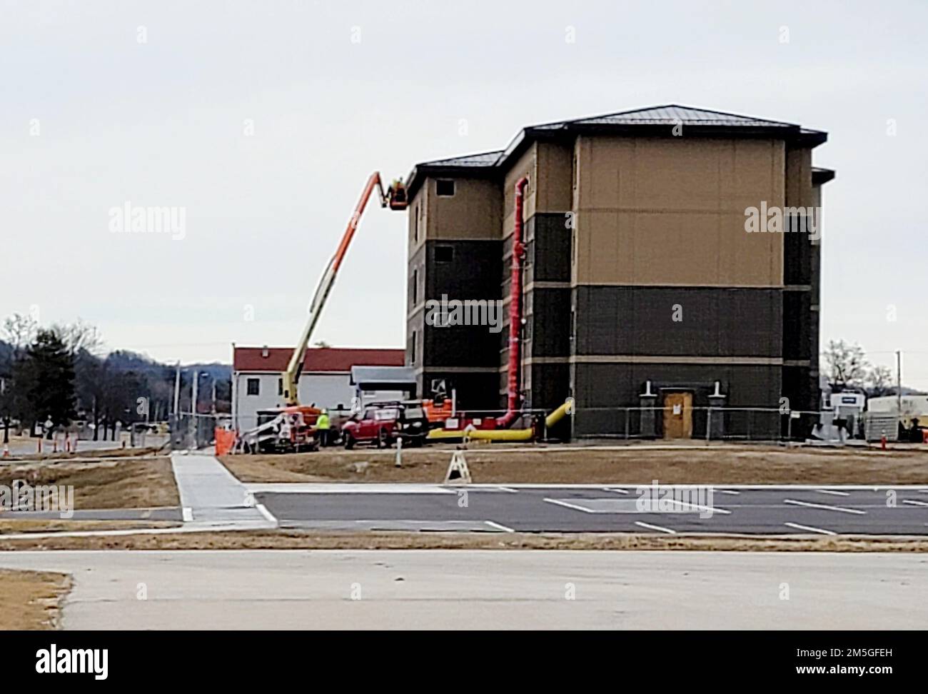 I lavori di costruzione sono mostrati il 17 marzo 2022, nel 1600 ° blocco della zona di cantonment a Fort McCoy, Wisconsin., su un secondo nuovo progetto di addestramento provvisorio truppe caserma sul posto. Il progetto da $18,8 milioni di euro è stato assegnato a L.S. Costruttori neri, che è il contraente che costruisce il primo edificio caserma, secondo gli Stati Uniti Ufficio di residenza del corpo militare degli ingegneri a Fort McCoy. Il nuovo contratto è stato aggiudicato il 29 settembre 2020 e l'avviso è stato emesso il 28 ottobre 2020. La durata del contratto è prevista per il completamento in 780 giorni di calendario. Attualmente il completamento del contratto è previsto per De Foto Stock