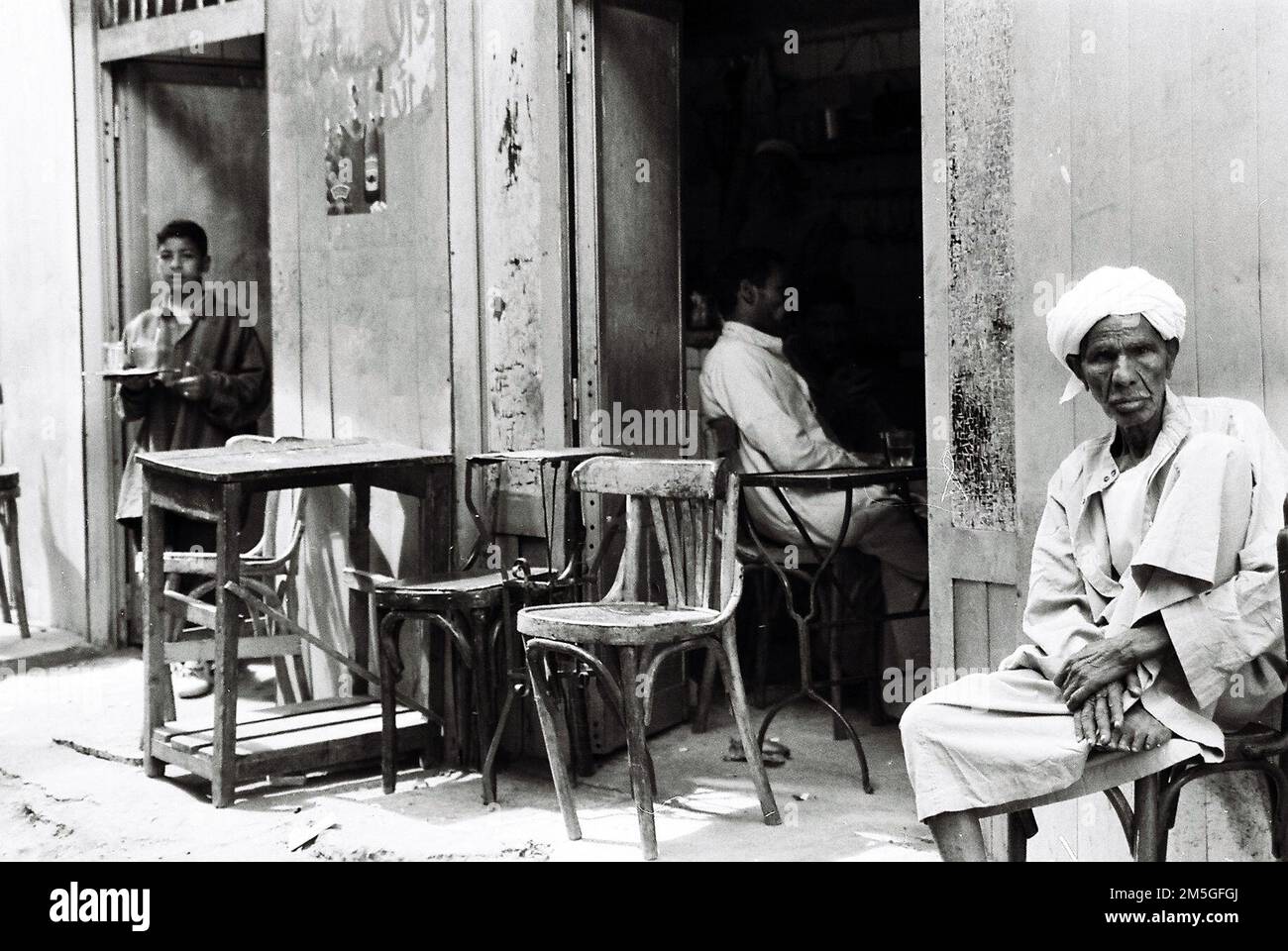 Un uomo egiziano seduto in una tradizionale casa da tè nel Cairo islamico, Cairo, Egitto. Foto Stock