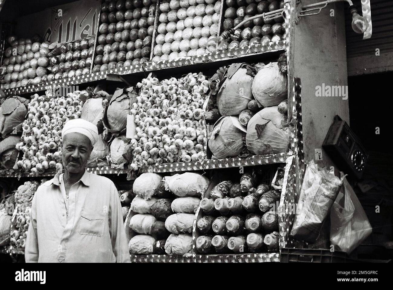 Un proprietario egiziano del negozio di verdure al mercato nel Cairo islamico, Cairo, Egitto. Foto Stock