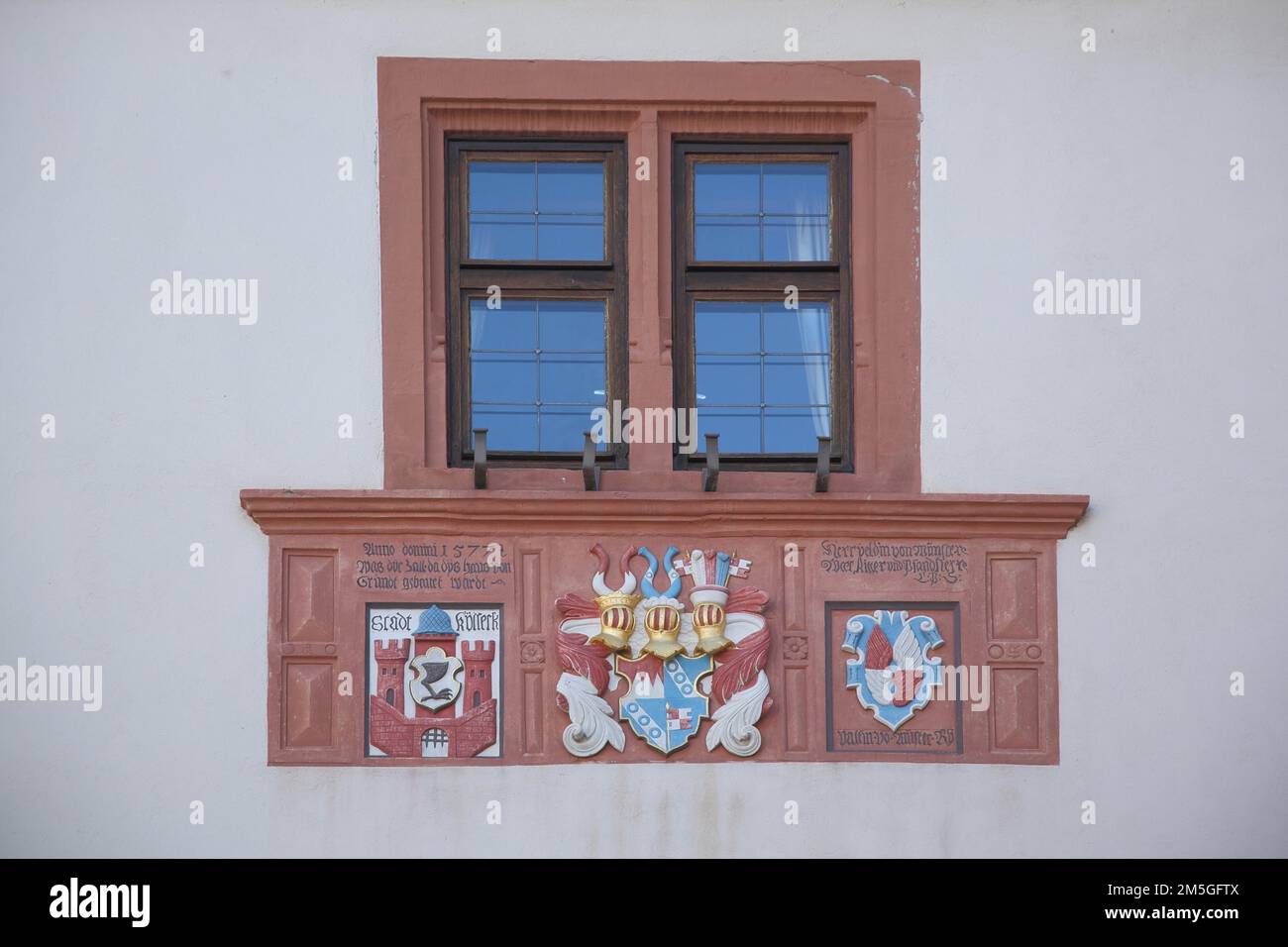 Edificio con finestra rossa e stemma cittadina al mercato, uno, rosso, Bad Kissingen, Rhoen, Bassa Franconia, Franconia, Baviera, Germania Foto Stock