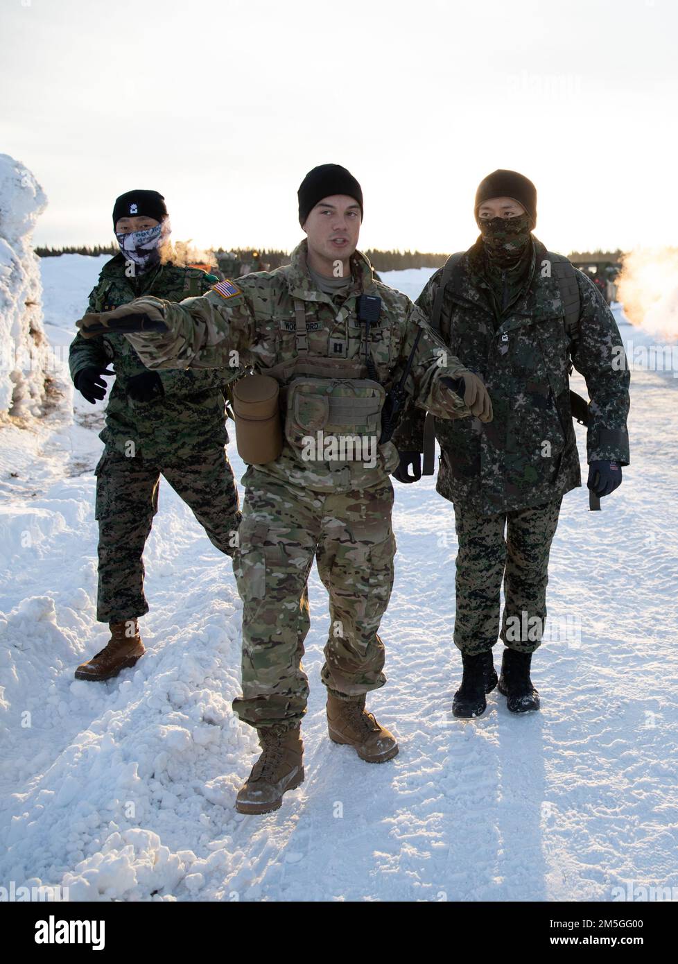 STATI UNITI Esercito Soldato CPT. Adam Woodford, il consulente senior di battaglione di artiglieria assegnato a 1st battaglione, 196th reggimento di fanteria, discute le tattiche, le tecniche e le procedure di fanteria con le 3rd forze speciali di Brigata dalla Corea del Sud durante il Joint Pacific Multinational Readiness Center 22-02 vicino a ft. Greely, AK, 17 marzo 2022. Le relazioni a lungo termine con gli alleati multinazionali aiutano a prepararsi per le future contingenze e operazioni. Foto Stock