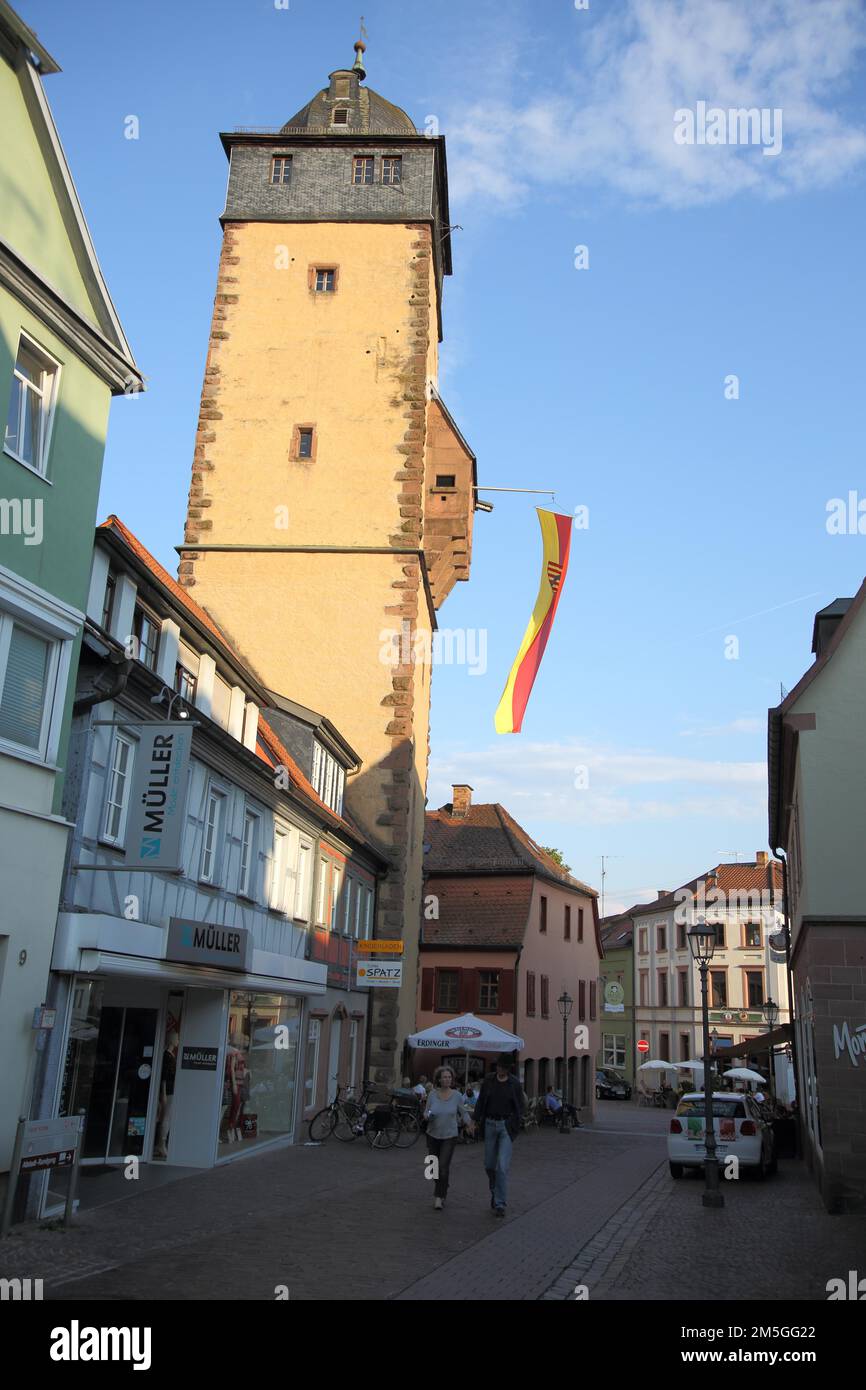 Torre bavarese costruita 14th ° secolo con bandiera e stemma cittadina in Lohr am Main, bassa Franconia, Franconia, Spessart, Baviera, Germania Foto Stock