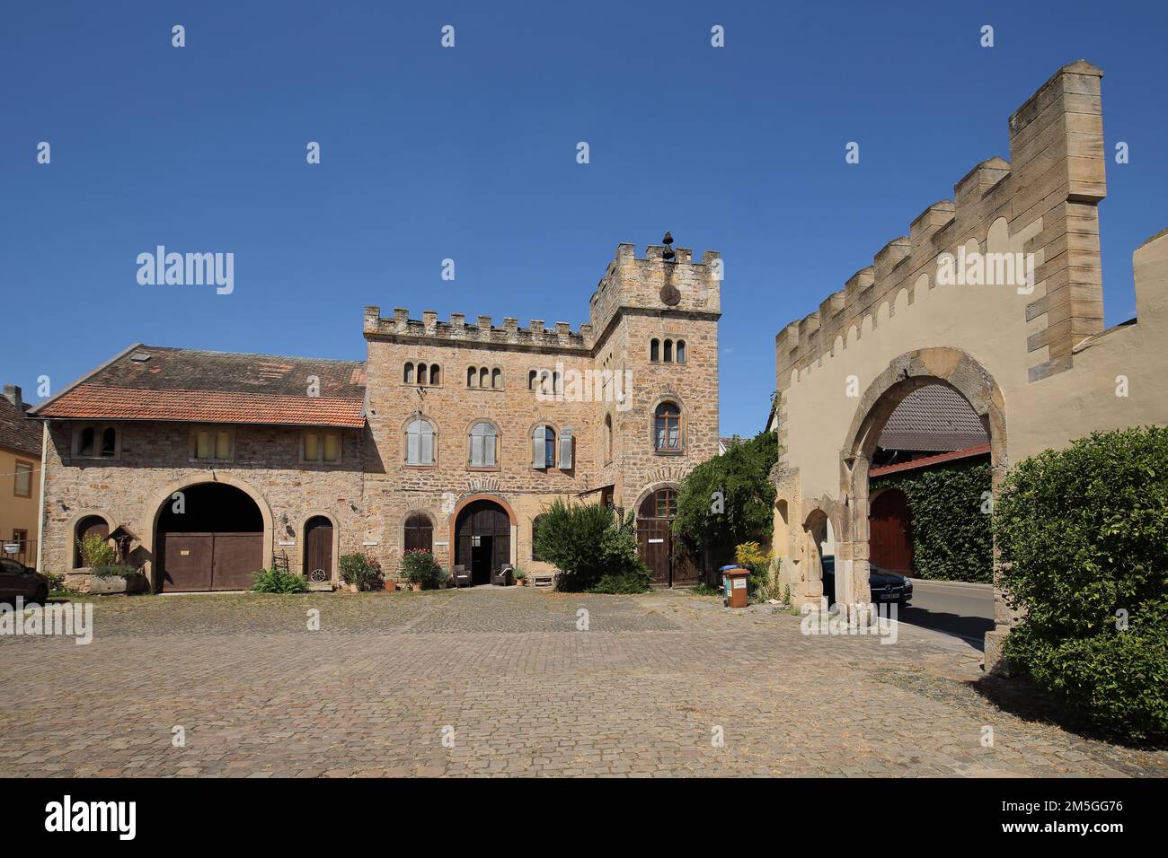 Cortile interno con edificio medievale, arco e torre di Weisses Haus, bianco, Mussbach, Neustadt an der Weinstrasse, Renania-Palatinato, Germania Foto Stock