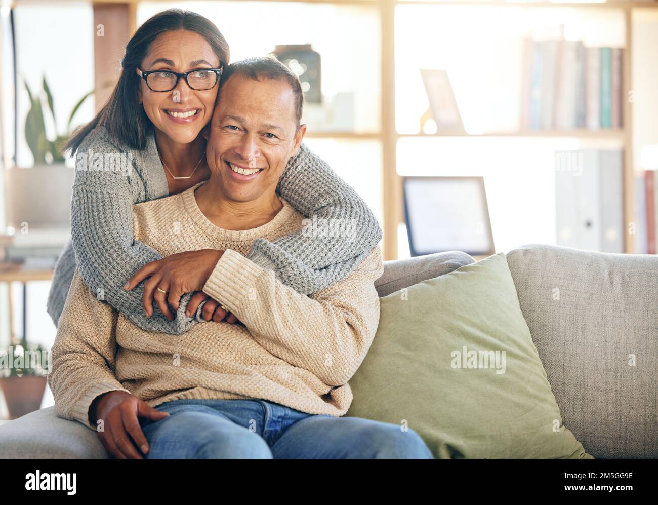 Casa, relax o coppia matura abbracciare in una bella, tranquilla o tranquilla vacanza o week-end a Lisbona, Portogallo. Ritratto, sostegno o donna felice Foto Stock