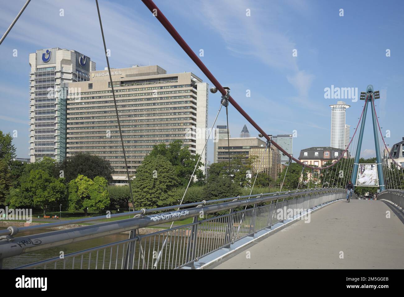 Holbeinsteg con Westend Tower e Union Investment High-rise Building, Bahnhofsviertel, meno, Francoforte, Assia, Germania Foto Stock