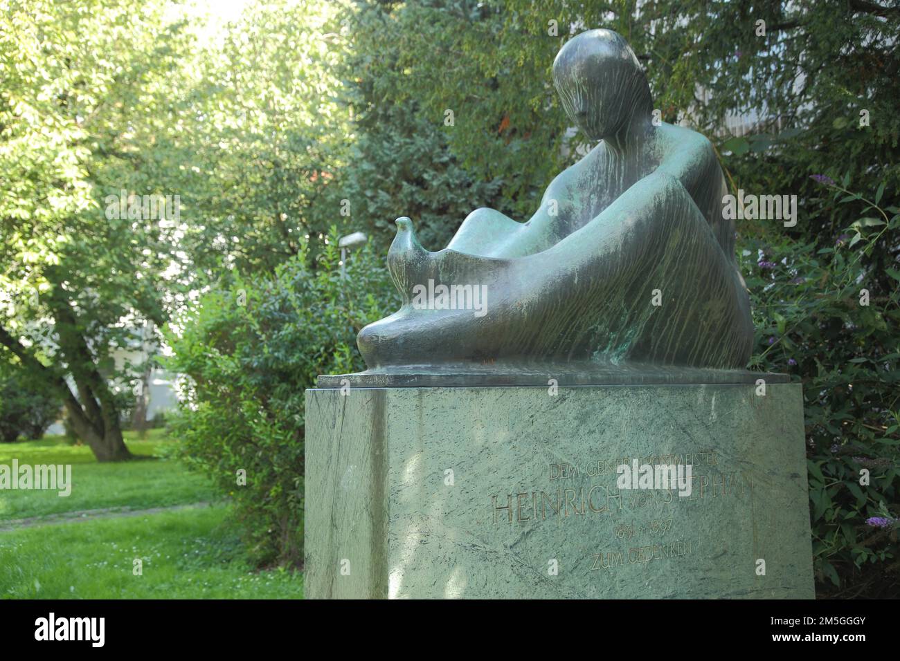 Monumento e scultura a Heinrich von Stephan, co-fondatore di Deutsche Post AG, MAN, Sitting, Francoforte, Assia, Germania Foto Stock