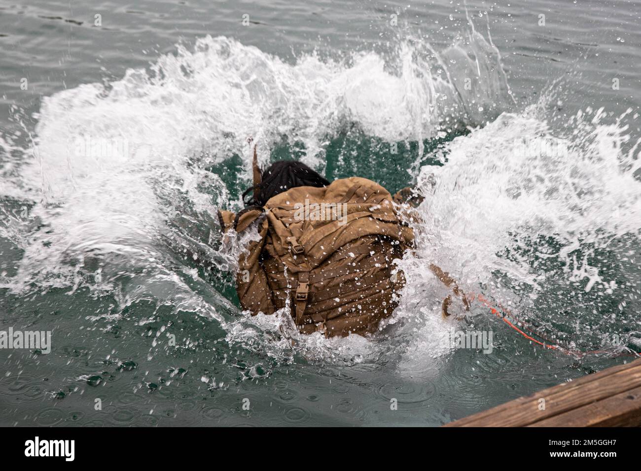 STATI UNITI Corpo Marino 1st Lt. Angelica Cervantes conduce corsi di immersione in acqua fredda durante l'esercizio Cold Response 2022, Bodø, Norvegia, 17 marzo 2022. Cervantes è un ufficiale di potere di uomo assegnato a Marine Wing Support Squadron 272, Marine Aircraft Group 26, 2D Marine Aircraft Wing. Exercise Cold Response '22 è un esercizio biennale di preparazione e difesa nazionale norvegese che si svolge in tutta la Norvegia, con la partecipazione di ciascuno dei suoi servizi militari, nonché di altre 26 nazioni alleate dell'Organizzazione del Trattato del Nord Atlantico e partner regionali. Foto Stock