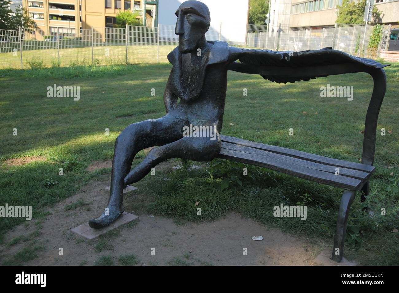 Scultura trasformazione di Victor Gulchenko 2014, nero, figura, sit, panca, Creatura mitica, ala, moderna, arte, Brueningpark, Hoechst, principale Foto Stock