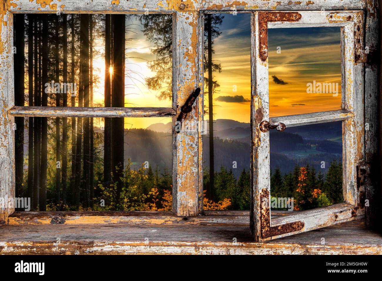 Vista da una finestra di legno nel paesaggio Foto Stock