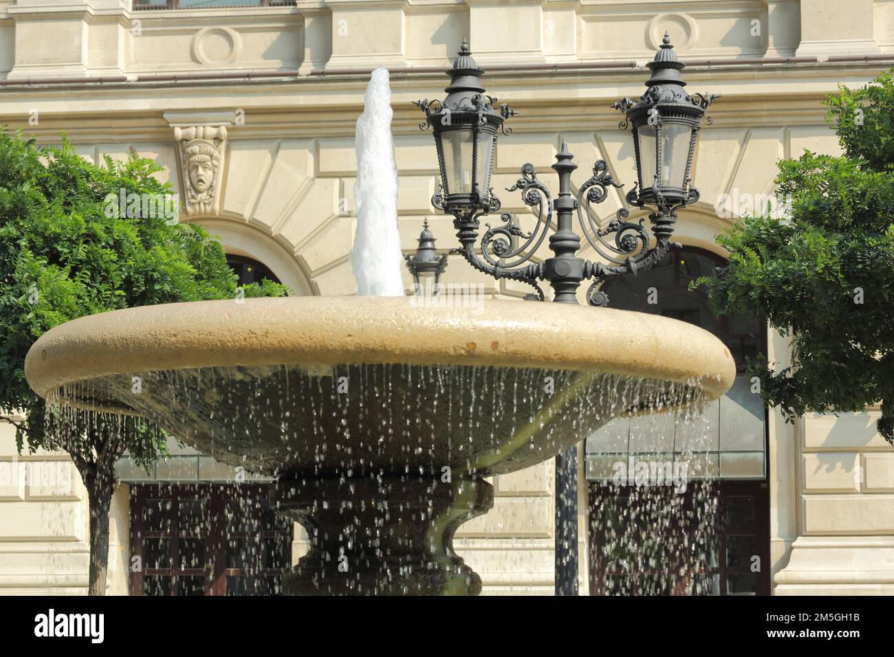 Fontana di Lucae con fontana di fronte all'Alte Oper, Opernplatz, centro città, meno, Francoforte, Assia, Germania Foto Stock