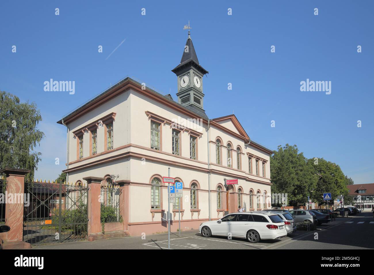 Museo di storia locale della vecchia scuola con casco da torre, Old Schwanheim, Schwanheim, Main, Francoforte, Assia, Germania Foto Stock