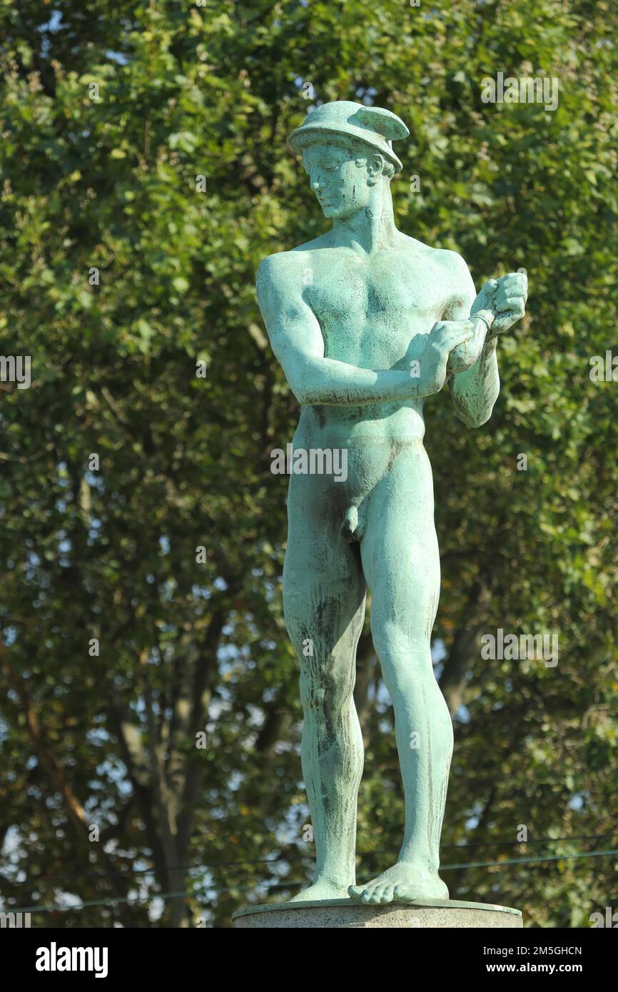 Figura scultorea con verdigris di Merkurbrunnen, Ludwig Erhard Anlage, Westend, Main, Francoforte, Assia, Germania Foto Stock