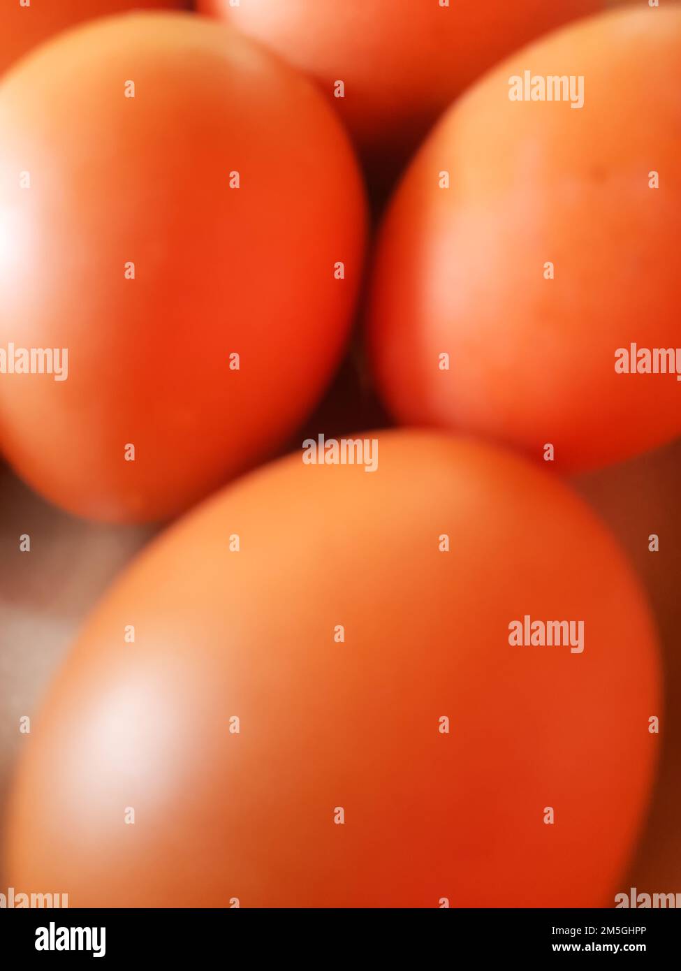 Primo piano. Sfocate la foto o lo sfondo astratto sfocato delle uova sul piatto. Per sfondi o sfondi Foto Stock